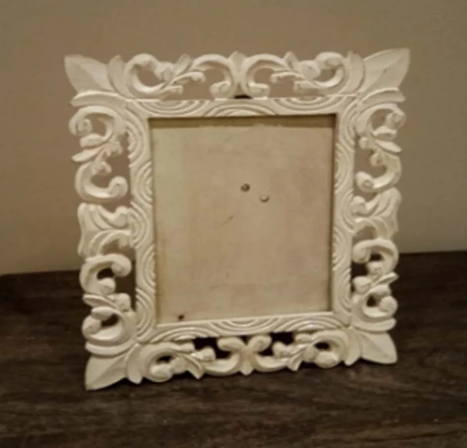 DESROCH DECOR WHITE PHOTO FRAME